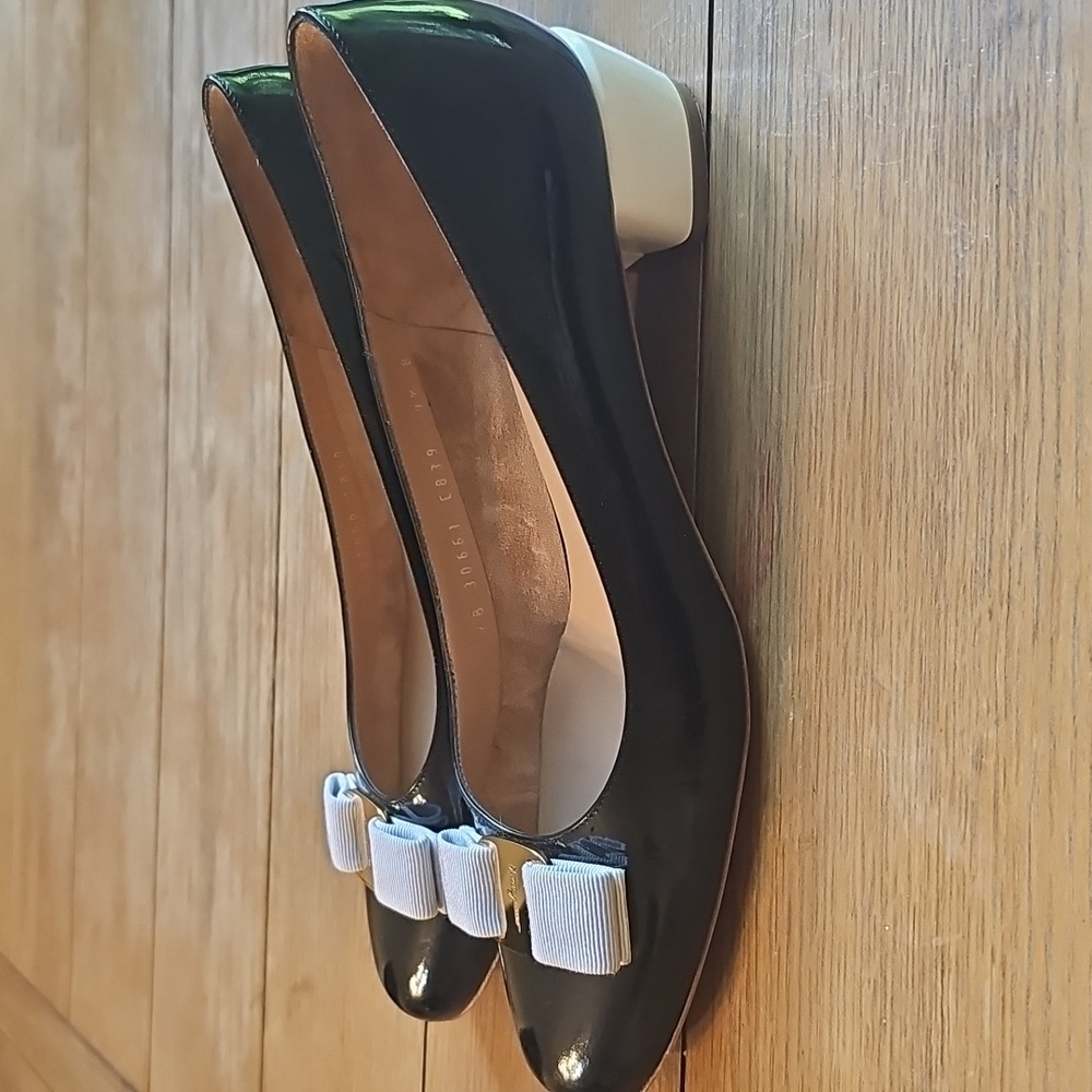 Salvatore Ferragamo Ebony & Ivory Trimmed Low Heeled Pumps Size 9.5, B width - Picture 4 of 13